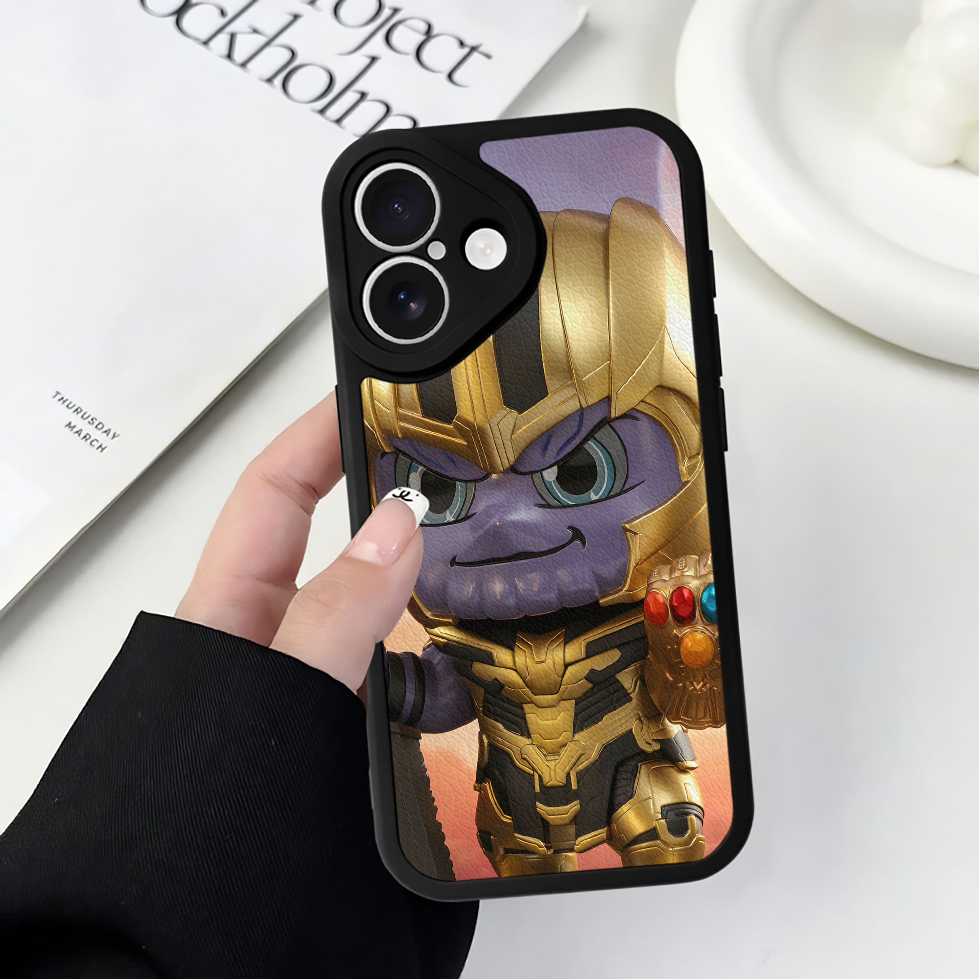 （画像用） アベンジャーズ The Avengers 【iPhone 16シリーズ対応】シリコンスマホケース（レザー調） 材質：シリコン
